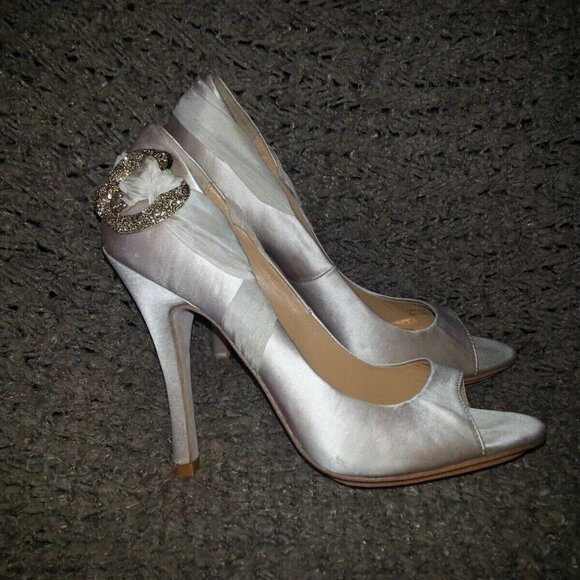 BADGLEY MISCHKA-Blush Satin/Pleated Satin with Circular Jeweled Brooch-Size 8.5 - Picture 4 of 6